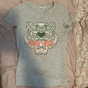 Kenzo t-shirt - Säljer en Kenzo t-shirt i barnstorlek 152, men funkar även som XS. Sparsamt använd och givetvis äkta.
