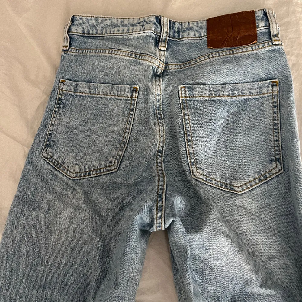 Raka jeans från Zara med slits. Storlek 36. Jeans & Byxor.