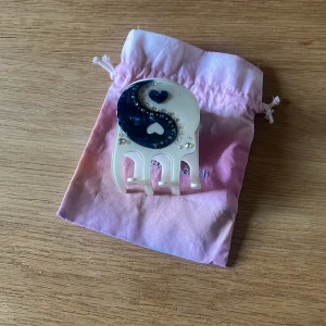 Klämma - Klämma ifrån maneesten, aldrig använd💙🤍