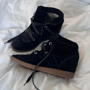Isabel marant Bobby sneakers!  - Så snygga skor från Isabel marant! Dom är i storlek 41 men dom är små i storleken så passar mig som har 40 superbra! tyvärr ingen box Elr liknande därav det superbilliga priset men köppte dom på Arkivet här i Stockholm där dom bara säljer äkta saker❤️