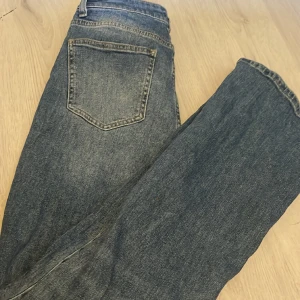 Jeans  - Säljer dessa då dem är för långa. Märke: trendyol. Strl: 40/M. Super snygga. Dem är även bootcut 