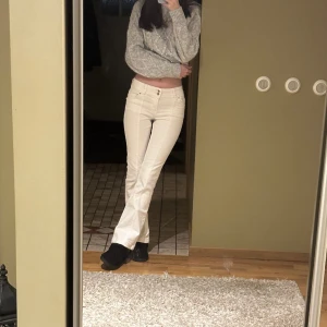 Low waist jeans  - Jätte fina lågmidjade och flair jeans från Bershka. Fina fickor bak och passar dig som är ca 160-167cm💕