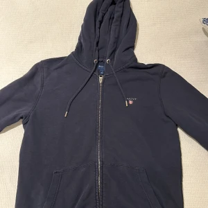 Mörk plå zip Hoodie  - Gant zip hoodie i skick 9/10. Size S. Pris går att diskutera 