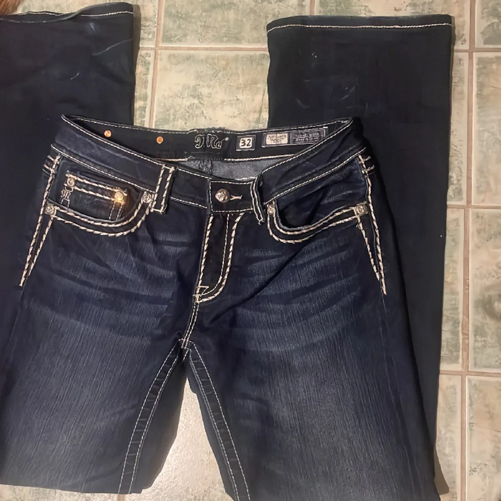 Ett par snygga bootcut miss me jeans som tyvärr är för stora för mig💋lite slitage, annars inga defekter vad jag kan se och helt oanvända av mig💋 midjemått: 80cm innerbenslängd: 84cm. Jeans & Byxor.