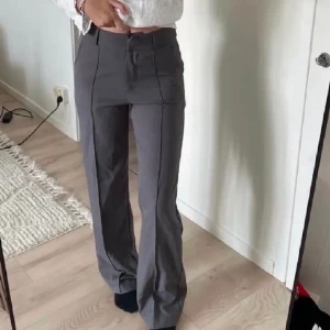Grå kostymbyxor  - Grå kostymbyxor från Madlady, använda fåtal gånger, passar mig som har storlek S/M i byxor, pris går att diskutera💋💋