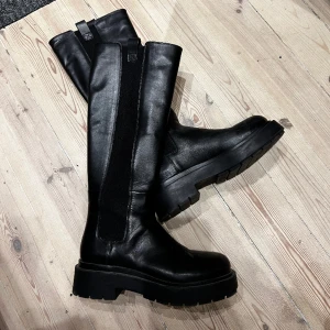 Stövlar / Boots i läder - Skit snygga stövlar i läder, klackhöjd 5cm  Använda endast två kvällar💕💕 Nypris 1299kr och helt slutsålda 