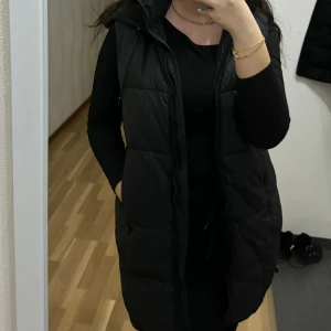 Zara väst - En fin väst från zara som tyvärr inte kommer till användning. Den är i storlek S men den går att göra större/mindre då den kan spännas åt i midjan som ni ser på andra bilden