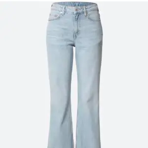 Jättefina SLUTSÅLDA mid/lågmidjade bootcut jeans ifrån Weekday!💖⭐️(modellen Sway) Knappt använda. Nypris 500kr! Sitter som Xs/s. Sprättade nertill så passar nog någon som är längst 168cm. Säljer då de är aningens korta på mig som är 170cm🥰