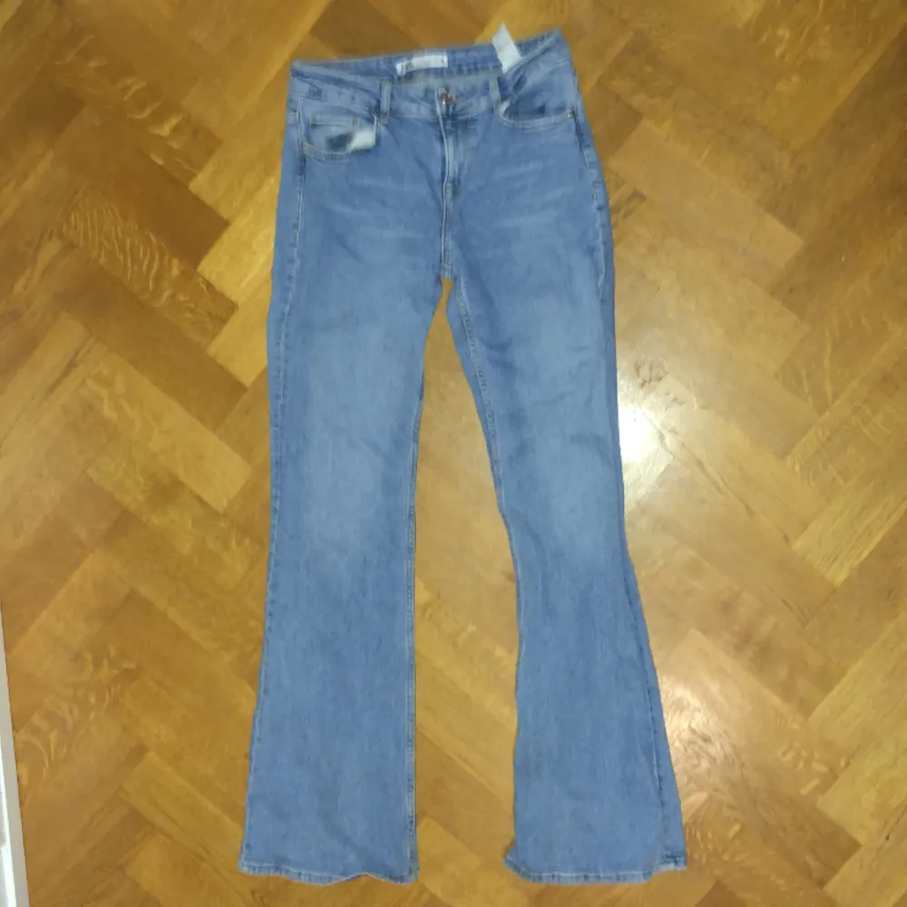 Snygga jeans från zara!! 🌟 Använt ett par gånger, lite slitna där nere men bra skick ändå 💗. Jeans & Byxor.