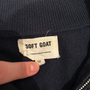 Soft Goat Half zip - Säljer nu denna stilrena Half-zip från Soft Goat. Tröjan är i bra skick förutom att tagen har börjat lossna - Storlek: M men är liten i storleken - Nypris: 3200 kr - Hör av er vid minsta fråga eller fundering :)