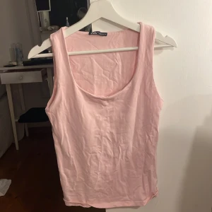 Rosa linne  - Rosa linne som sitter superfint på kroppen. Köpt från Zara, fint skick💕💕