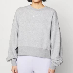 Nike sweatshirt - Grå Nike sweatshirt i storlek M. Bra skick. Nypris ca 600 kr. 