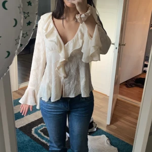 Blus från Zara - Helt oanvänd och eftertraktad blus från zara