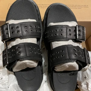 Dr. Martens - Myles hardware sandaler - Helt nya i box. Var en limiterad upplaga och går ej att få tag på längre. Funkar lika bra inomhus som utomhus! Storlek EU 37.