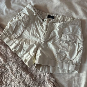 shorts  - fina shorts, perfekta till sommaren. fint skick och är i stolek 36 men skulle säga att de passar typ S/M. Köp gärna via Plick då de blir lättare