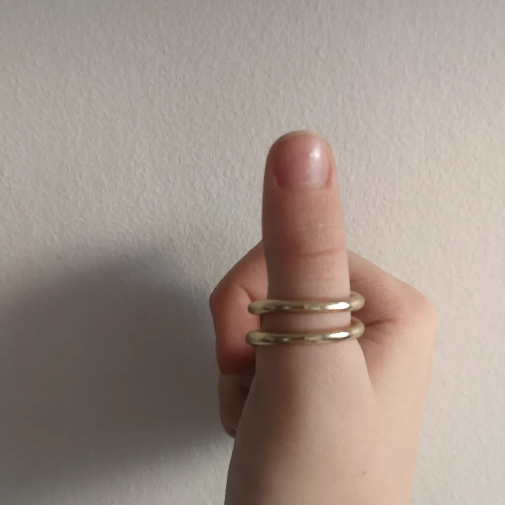 Storlek: M, L. Jag säljer denna fina ring pga att den inte är min stil. Har köpt på H&M. Fake guld och Fake diamanter!!! Köpte för 70kr.. Accessoarer.