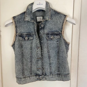 Bolero 350 - Säljer super fin jeans väst/bolero. Lite kortare i modellen. Står som L men sitter som XS/S, aldrig använd , perfekt nu till våren 🤩 🫒🍸⚡️