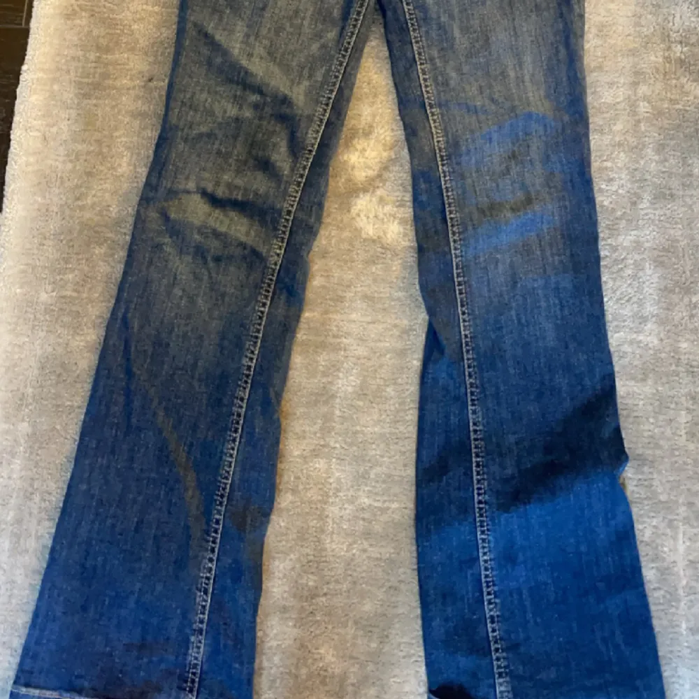 Mörkblå jeans från zara, bra skick nästan aldrig använda . Jeans & Byxor.