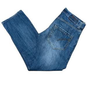 Dondup jeans i otroligt skick 10/10. Alla slitningar är original. Storlek 33. Midjebrädd 42cm Total längd 97cm   Pris kan diskuteras vid snabb affär:)