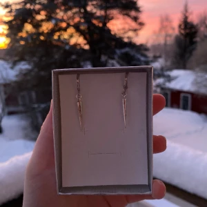 Spike - 25kr per par, nickelfria, finns flera i lager 😊 kolla gärna in min instragram ”ebnorth” där jag främst sköter försäljningen💗 