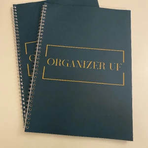 Planering-och organiseringsblock - Blocket innehåller både plats för anteckningar och planering under ett helt år i A4 form och med 100 sidor. 
