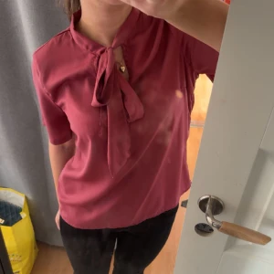 Blus - Blus i satin från veromoda i stl S