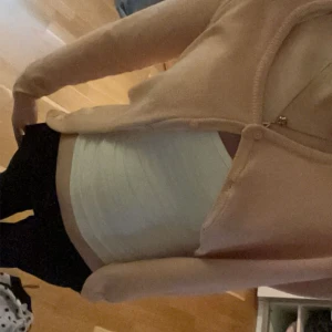 Rosa kofta  - Fin rosa kofta i jättebra skick! Inga defekter💗 strl S. Kom gärna med prisförslag, köpare står för frakt!