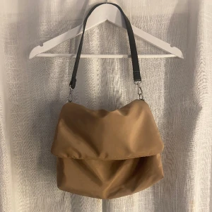 Väska - Beige väska från Nelly!