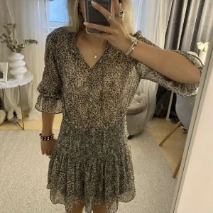zara klänning  - Säljer denna jättefina trendiga sommarklänning! Helt perfekt nu till sommaren men även till våren! skriv vid frågor intresse eller prisförslag 💞
