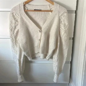 Stickad kofta - Den är från Gina och är i nyskick alltså oanvänd, den har jätte fina knappt och det tillkommer en extra🥰