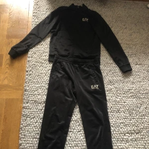 Armani tracksuit  - Säljer en Armani tracksuit skick 8/10 nypris 1000 mitt pris 399 pris kan diskuteras och hör av er vid frågor. Kan mötas upp på Södermalm.