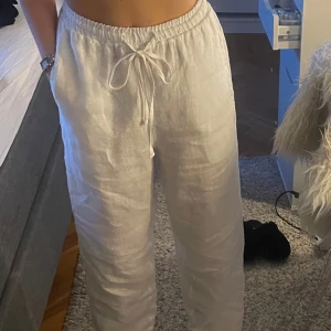 Linnebyxor - Säljer dessa snygga linnebyxor från Chelsea i nyskick pga att de inte längre kommer till användning💖Storlek XS. Nypris: 600 kr mitt pris 250 kr + frakt.
