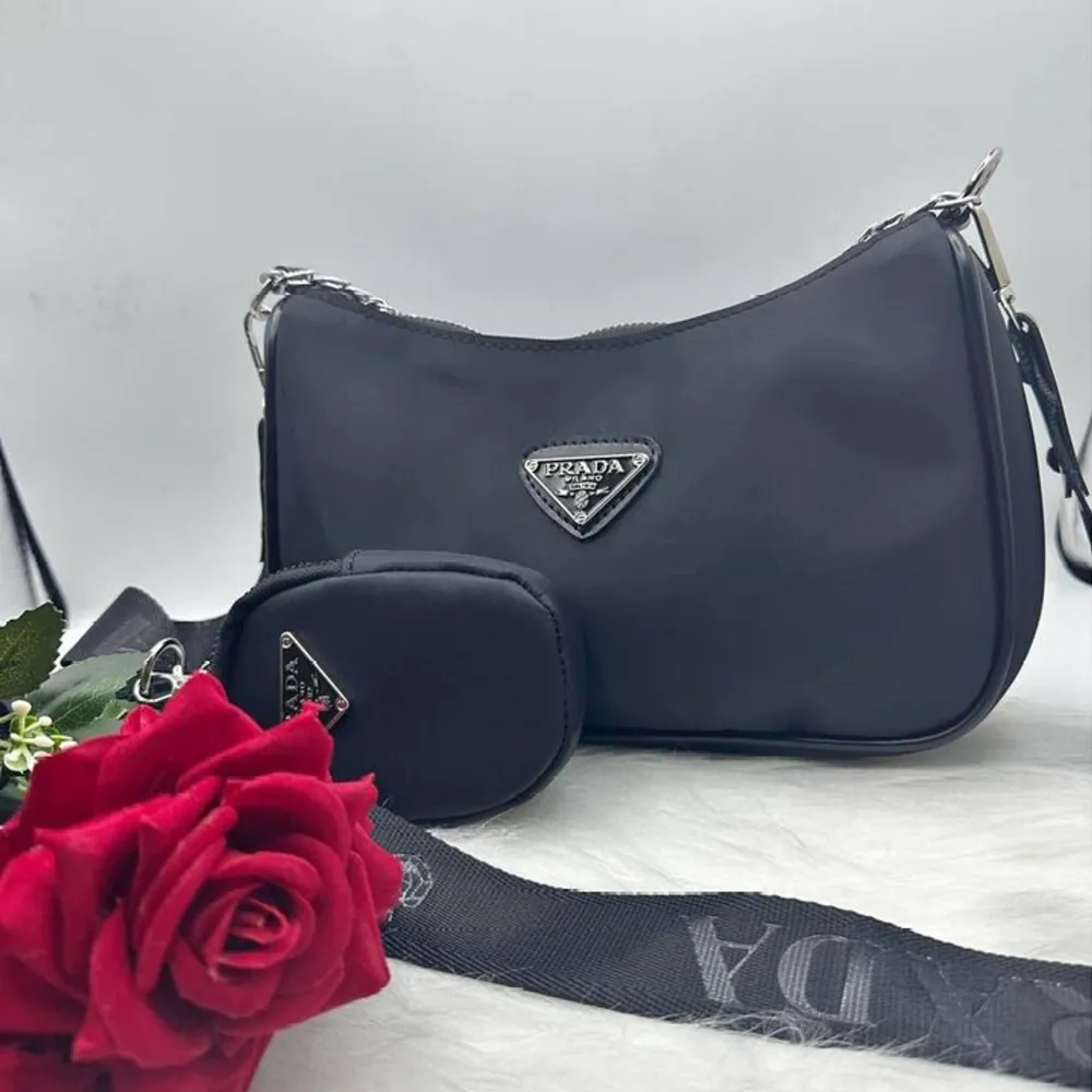 New Bag for women Prada black original . Väskor.
