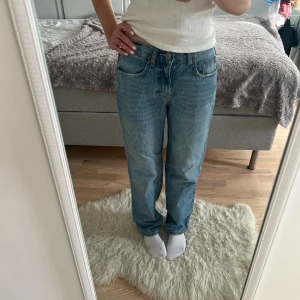Veromoda Baggy jeans  - Säljer dessa lågmidjade jeansen från Veromoda säljer då de inte kommer till användning, fint skick och i storlek 25/30 nypris är 499 kr passar mig som är 163 