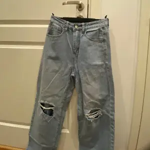 säljer dessa SHEIN jeans dom är högmidjade och använda några gånger säljer dom för 40kr strl: xs💓💓