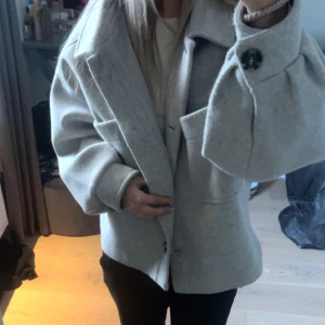 Kappa - Säljer denna as snygga ”kappa” i grå/beige färg, använd några enstaka gånger men inget tecken på användning, nyskick. Från NAKD och perfekt inför våren💓 Säljer eftersom jag vill köpa en mörkblå. Nypris: 879.
