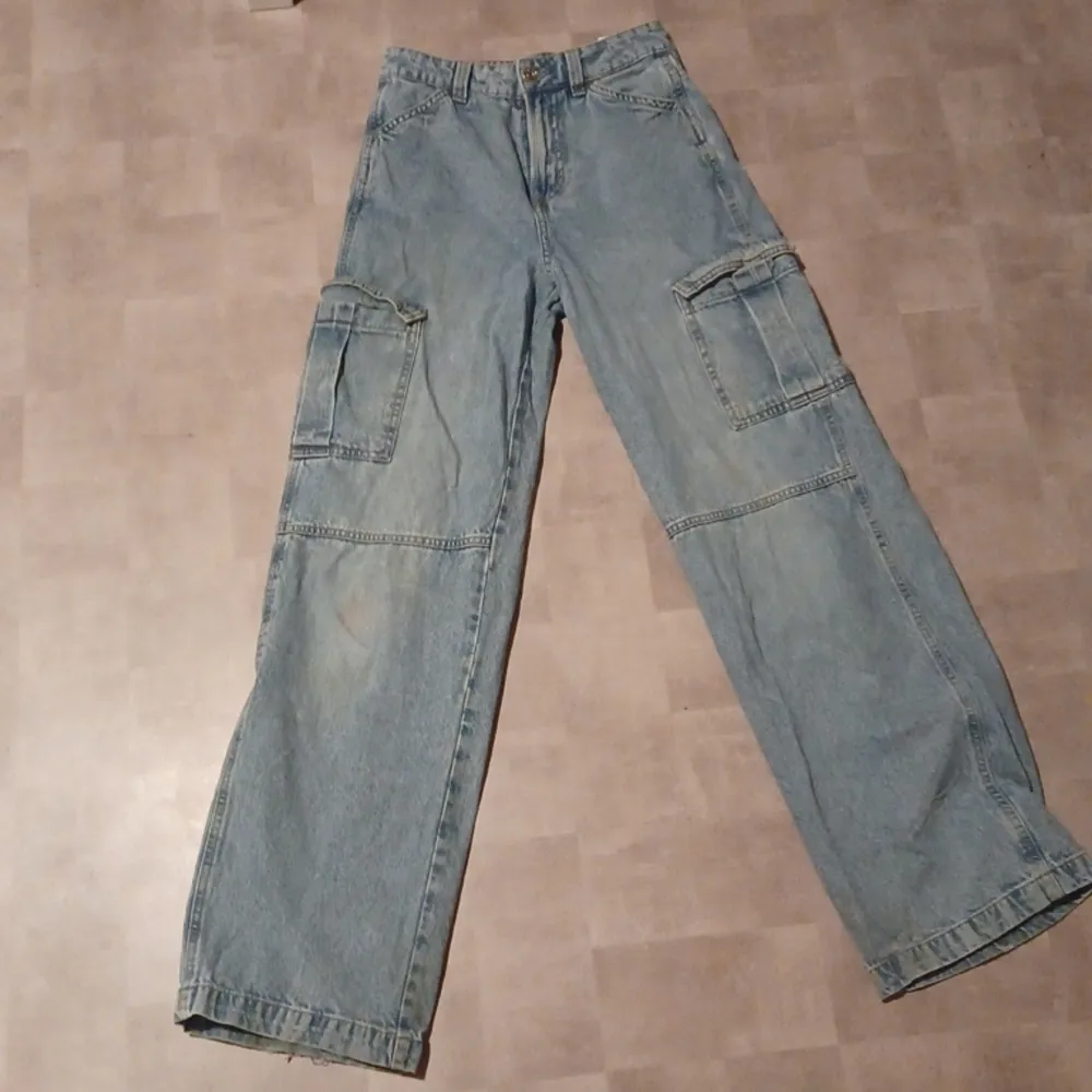 Midja:64cm   inerbenslängd:74cm  yterbenslängd:100cm Perfekt längd för de som är 168 o kortare!. Jeans & Byxor.