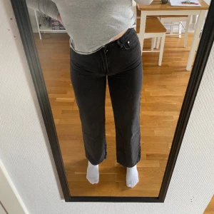 Svarta vida jeans - Svarta vida/raka jeans från hm i stl38! Endast använda en gång och de va lite små i midjan, passar säkert därför även 36! Nypris 300kr