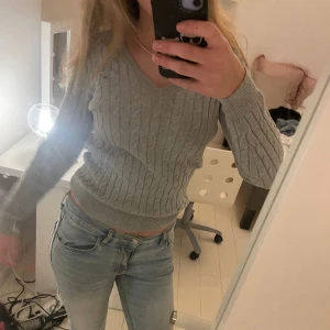 Gant tröja 😍 - En grå flätad gant tröja k str S. Jag säljer eftersom att den inte passar mig längre, använd fåtal gånger! Väldigt bra skick❤️