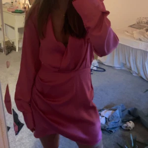 Rosa satin klänning - Super fin rosa klänning från zara!!❤️‍🔥❤️‍🔥
