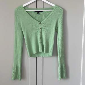 Säljer min gröna ribbade tröja från Vero Moda då den är för stor för mig. Använd fåtal gånger.