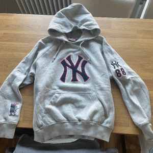 NY Hoodie - Bra skick som ny