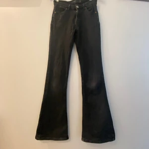 Svarta bootcut jeans  - Dessa jeans är i väldigt bra skick och den har inga fläckar eller liknande! Jeansen är bootcut och är väldigt fina 💕