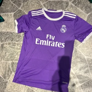 Real madrid 2017 borta kit - Jag säljer min real madrid tröja då den inte kommer till användning har använt när jag kollat kanske 3 matcher och är i jätte bra skick.