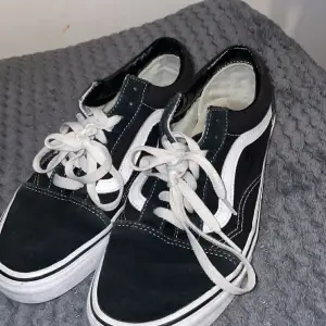 Ett par vans i storlek 40. Använd men i bra skick. Pris kan diskuteras vid snabb affär