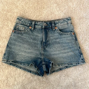 Jeans shorts - Aldrig använda jeans shorts. Prislappen är kvar. Storlek 34 i EUR och i UK 6.  Pris går att diskutera.  Perfekta till sommaren😋😎☀️