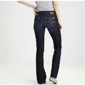 Mavi jeans  - Blåa Mavi jeans! low waist jeans bootcut! Uppskattad storlek.Super fina och bra kvalite! 💗💗