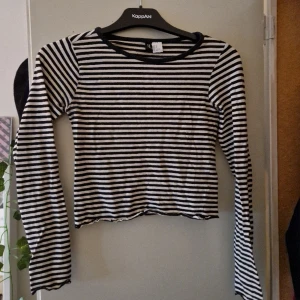 Tröja - Tightare randig tröja i storlek xs. Begagnat men bra skick