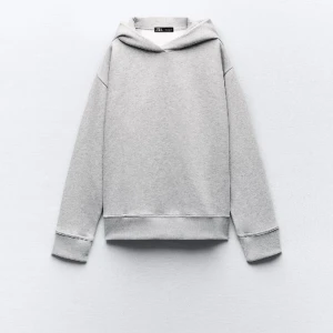 Ljusgrå zara hoodie - Säljer denna jättefina och mysiga hoodien från zara i storlek M men skulle säga att den sitter som en s💗 den är helt ny och endast testad med prislappen kvar💗