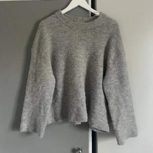 Säljer en stickad tröja från Gina tricot i grå färg💕